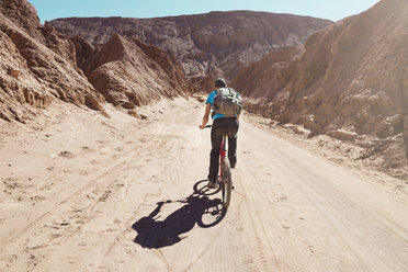 Chile, Mann fährt mit einem Mountainbike durch das Valle de la Muerte, Atacama-Wüste - GEMF000263