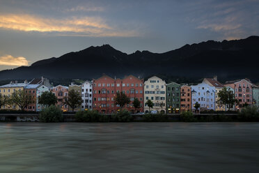 Österreich, Tirol, Innsbruck, bunte Häuser vor der Nordkette - MKFF000235