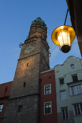 Österreich, Tirol, Innsbruck, Stadtturm am Abend - MKFF000234