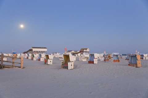 Deutschland, Nordsee, Korbstühle am Strand am Abend, lizenzfreies Stockfoto