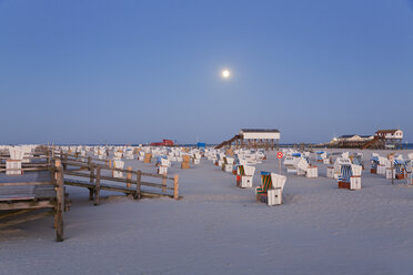 Deutschland, Nordsee, Korbstühle am Strand am Abend - MEMF000823