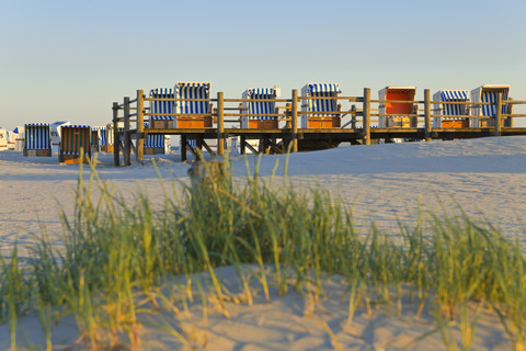 Deutschland, Nordsee, Korbstühle auf einer Holzplattform, lizenzfreies Stockfoto