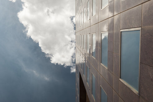 UK, London, Marmorfassade eines Bürogebäudes - ZM000400