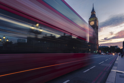 Großbritannien, London, roter Bus, der die Westminster Bridge mit dem Turm Big Ben im Hintergrund bei Sonnenuntergang passiert - ZMF000401