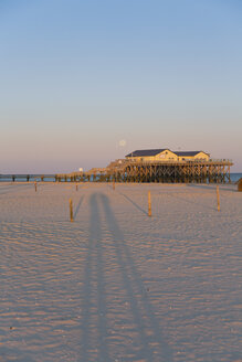 Deutschland, St. Peter-Ording, Pfahlbausiedlung am Strand im Gegenlicht - MEMF000838