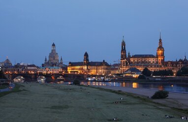 Deutschland, Sachsen, Dresden, Dresdner Kathedrale und Frauenkirche am Abend - JTF000684