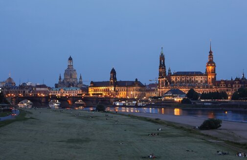 Deutschland, Sachsen, Dresden, Dresdner Kathedrale und Frauenkirche am Abend - JTF000684