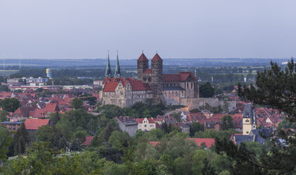 Deutschland, Quedlinburg, Blick auf die Stadt am Abend - PVCF000452