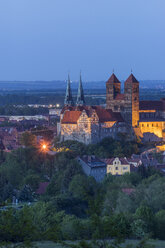 Deutschland, Quedlinburg, Blick auf Schloss und St. Servatius Kirche zur blauen Stunde - PVCF000453