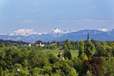 Deutschland, Bayern, Chiemgau, Stein an der Traun, Blick auf Sankt Georgen, Berchtesgadener Alpen, mit Watzmann und Hochkalter - SIEF006637