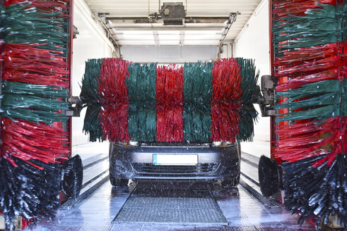 Car in a car wash - LYF000454