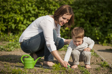 Mutter und ihr kleiner Sohn bei der Gartenarbeit - PAF001452