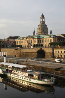 Deutschland, Sachsen, Dresden, Blick auf die Frauenkirche und die Elbe am Morgen - JTF000680
