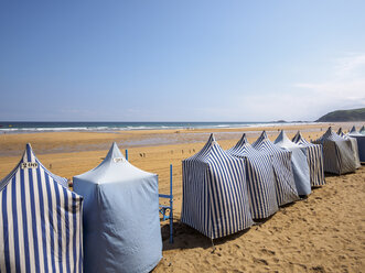 Spanien, Zarauz, Blick auf den Strand mit einer Reihe von Zelten - LAF001419