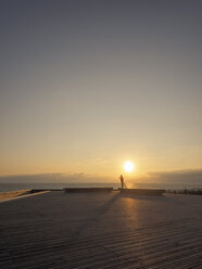 Frankreich, Contis-Plage, Silhouette einer Person auf einem Aussichtspunkt in der Dämmerung - LAF001422