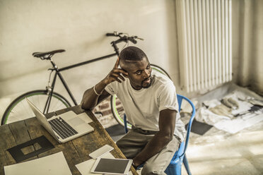 Portrait of young manwith laptop in his studio - RIBF000121