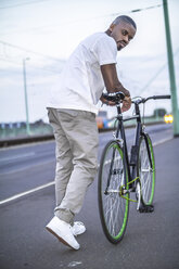 Porträt eines jungen Mannes mit Fahrrad - RIBF000139