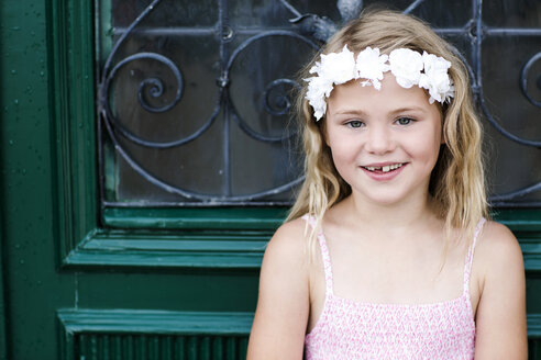 Porträt eines lächelnden Mädchens mit Zahnlücke und Blumenkranz - GDF000766