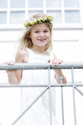 Porträt eines lächelnden Mädchens mit Zahnlücke und Blumenkranz - GDF000773