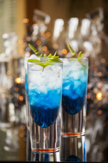 Frischer Cocktail mit blauem Curaçao-Likör - JUNF000348