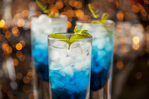 Frischer Cocktail mit blauem Curaçao-Likör - JUNF000349