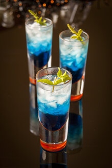 Frischer Cocktail mit blauem Curaçao-Likör - JUNF000350