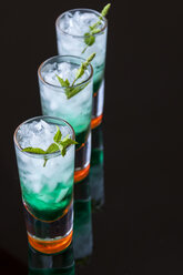 Fresh cocktail with mint liqueur in glasses - JUNF000351