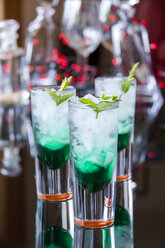 Fresh cocktail with mint liqueur in glasses - JUNF000352