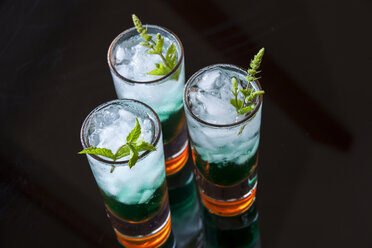 Fresh cocktail with mint liqueur in glasses - JUNF000354