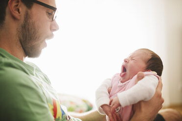 Junger Mann mit seiner neugeborenen Tochter - BRF001232