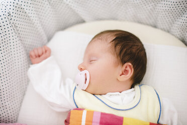 Schlafendes neugeborenes Baby-Mädchen mit Schnuller - BRF001233