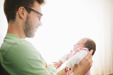 Junger Mann mit seiner neugeborenen Tochter - BRF001235