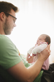 Junger Mann mit seiner neugeborenen Tochter auf dem Schoß - BRF001236
