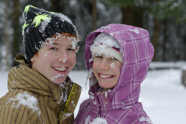 Porträt von Bruder und Schwester mit Schnee bedeckt - LBF001141