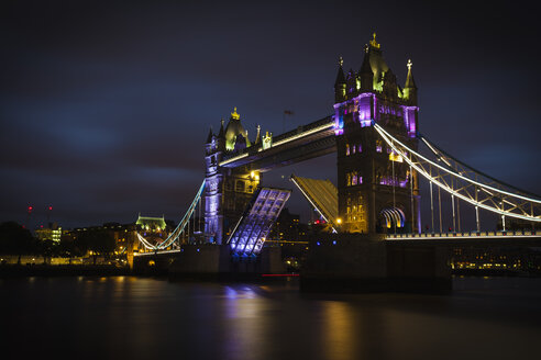 UK, London, view to lighted Tower Bridge at night - ZMF000417