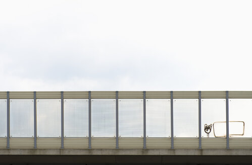 Deutschland, Duisburg, Autobahnbrücke mit Graffiti - VIF000337