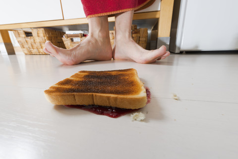 Toast mit Marmelade rückwärts auf dem Boden liegend, lizenzfreies Stockfoto