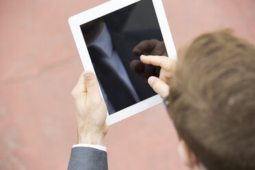 Geschäftsmann im Freien mit digitalem Tablet - WESTF021333