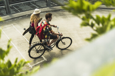 Junges Paar mit Fahrrad und Skateboard - UUF004869