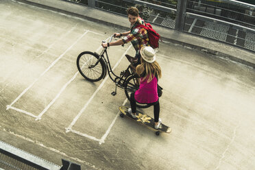 Junges Paar mit Fahrrad und Skateboard - UUF004870