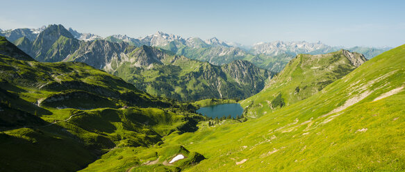 Deutschland, Bayern, Allgäuer Alpen, Blick vom Zeigersattel zum Seealpsee - WGF000677