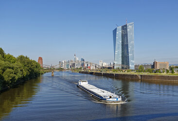 Deutschland, Frankfurt, Blick auf ein Frachtschiff auf dem Main mit der Europäischen Zentralbank im Hintergrund - SIEF006638