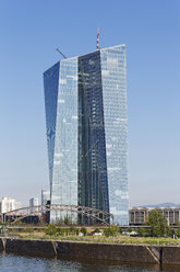 Deutschland, Frankfurt, Blick auf die Europäische Zentralbank - SIEF006639