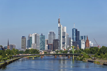 Deutschland, Frankfurt, Blick auf Skyline mit Flößerbrücke im Vordergrund - SIEF006640