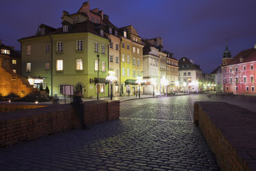 Polen, Warschau, historisches Stadtzentrum bei Nacht - ABOF000023