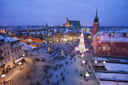 Polen, Warschau, Blick auf den Schlossplatz mit beleuchtetem Weihnachtsbaum im historischen Stadtzentrum bei Nacht - ABOF000024