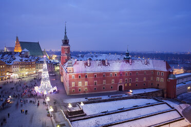 Polen, Warschau, Blick auf den Schlossplatz mit beleuchtetem Weihnachtsbaum im historischen Stadtzentrum bei Nacht - ABOF000025