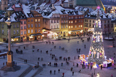 Polen, Warschau, Blick auf den Schlossplatz mit der Sigismund-Säule und dem beleuchteten Weihnachtsbaum bei Nacht - ABOF000026