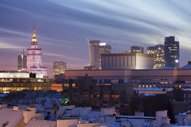 Polen, Warschau, Blick auf die Skyline des Stadtzentrums in der Abenddämmerung - ABOF000027