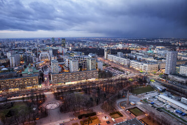 Polen, Warschau, Blick auf das Stadtzentrum in der Abenddämmerung - ABOF000028